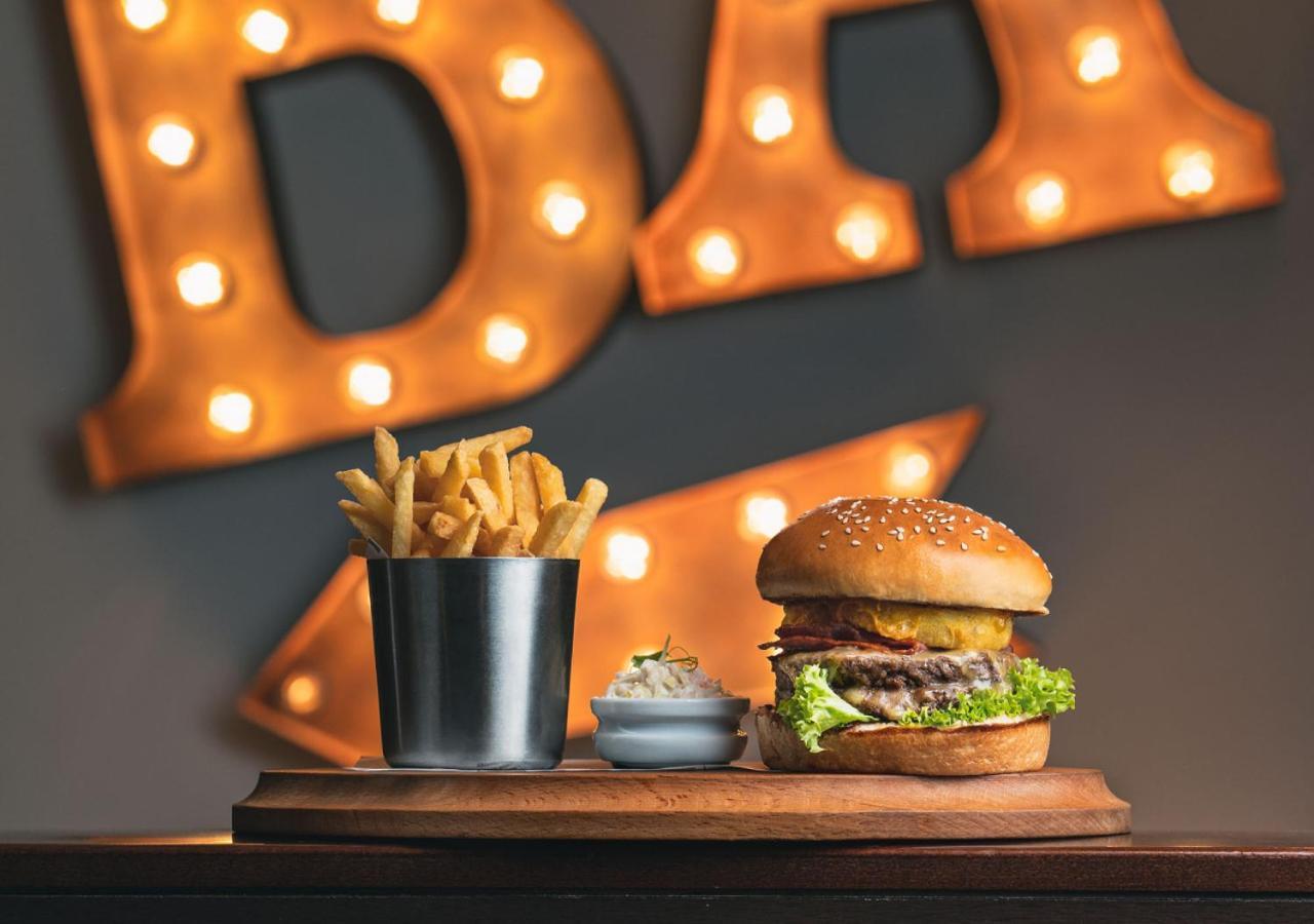 City Centre Rotana Doha Bagian luar foto Burger and fries