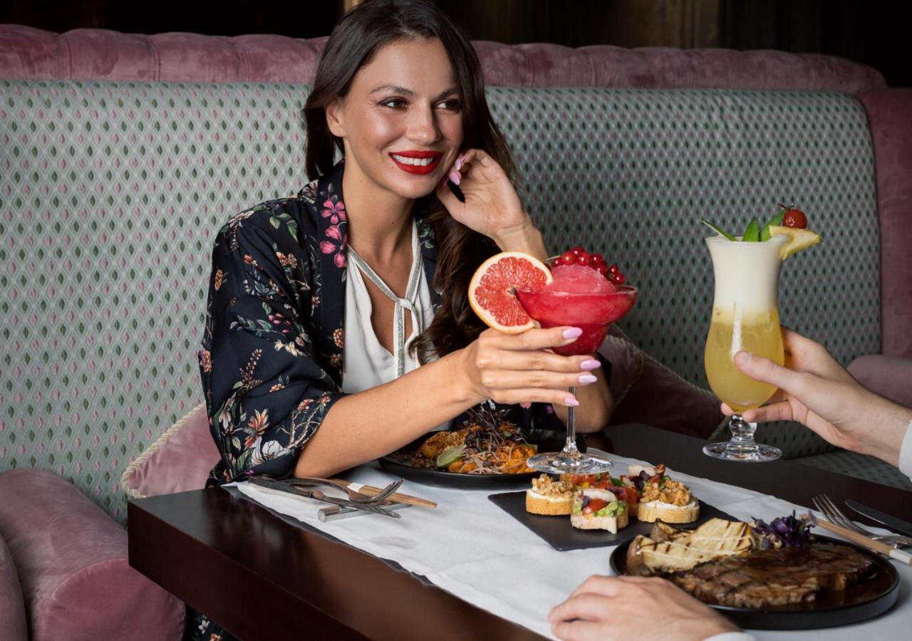 City Centre Rotana Doha Bagian luar foto A woman dining