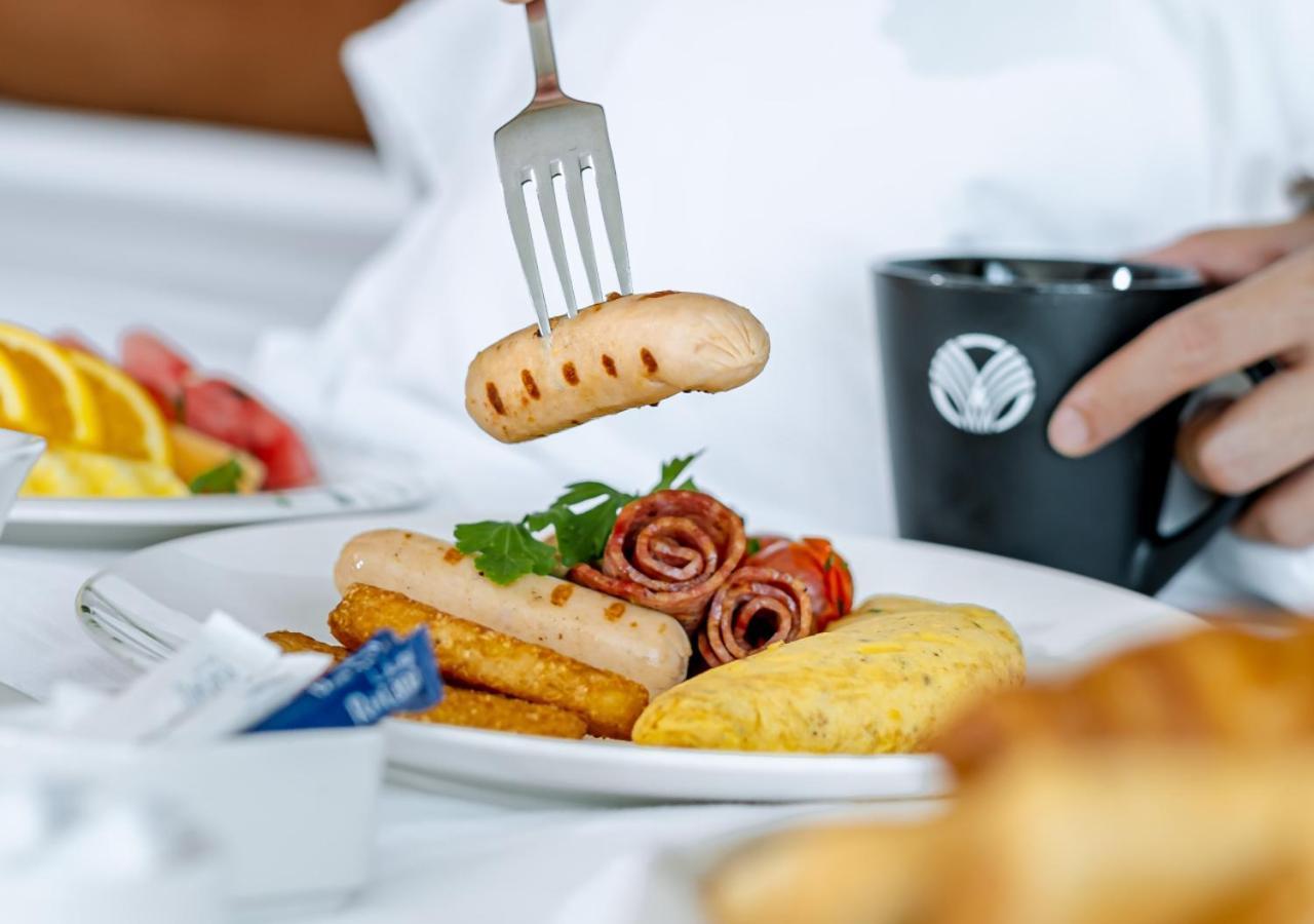 City Centre Rotana Doha Bagian luar foto A breakfast at the hotel