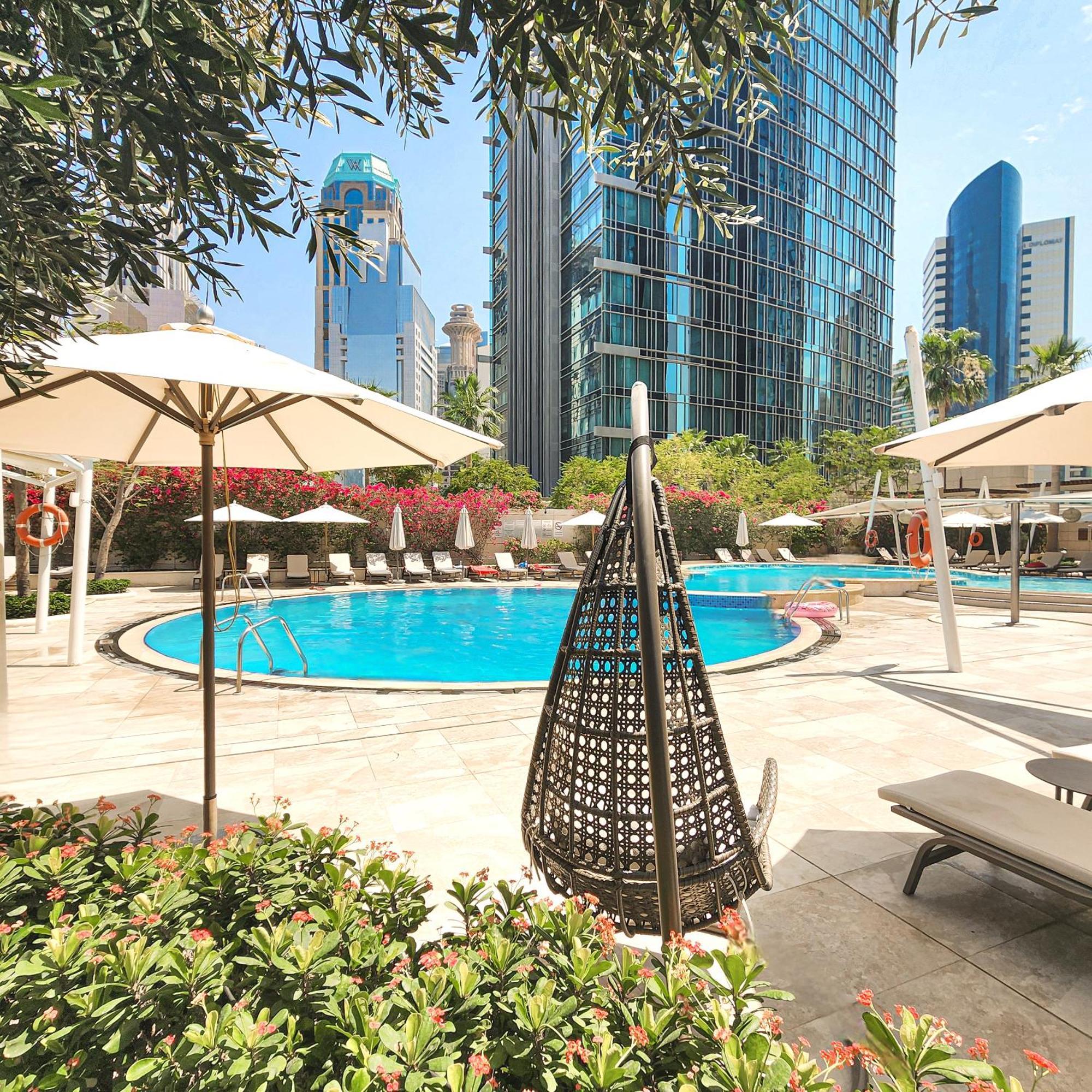 City Centre Rotana Doha Bagian luar foto The swimming pool at the hotel