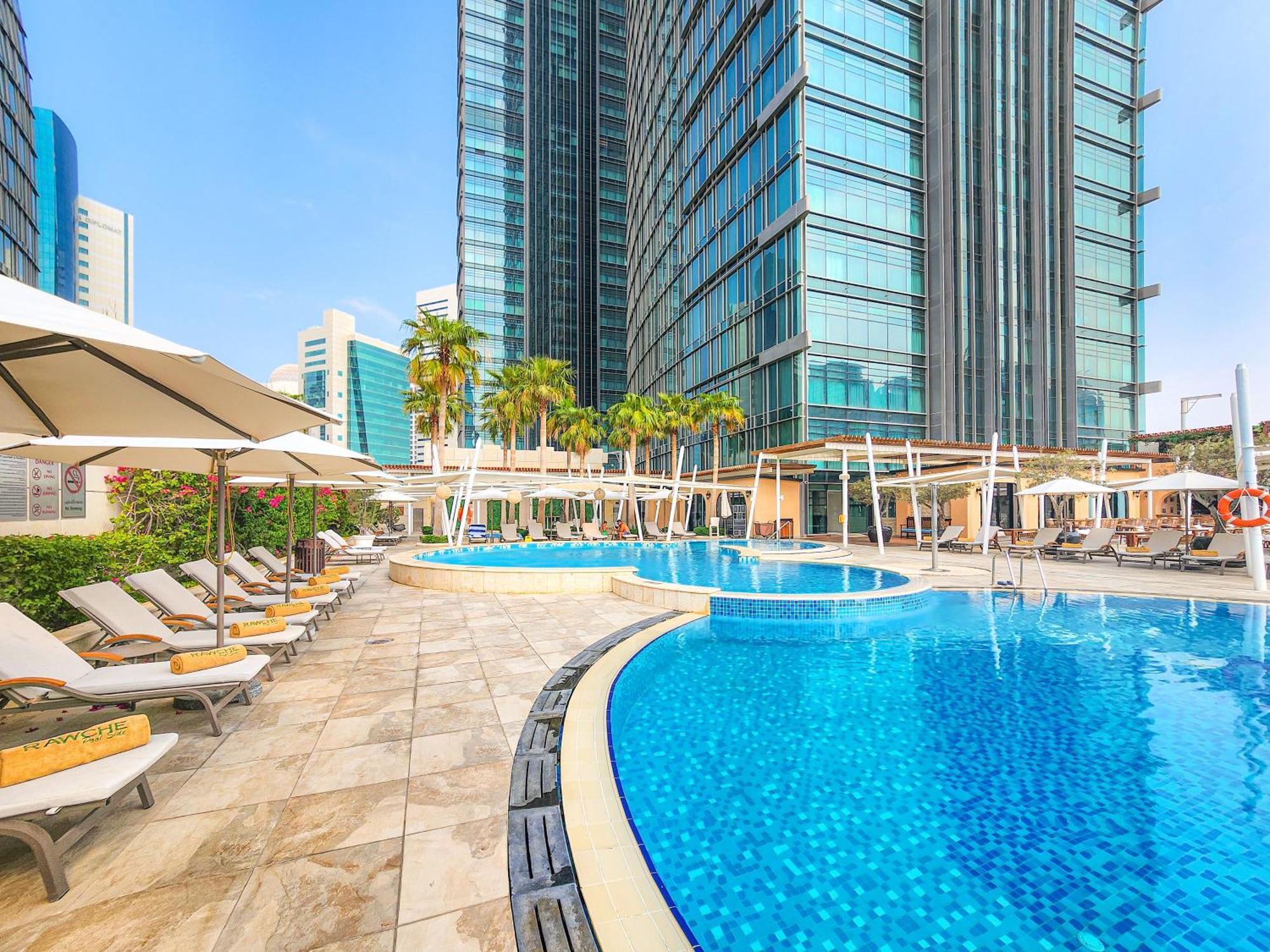 City Centre Rotana Doha Bagian luar foto The swimming pool at the hotel