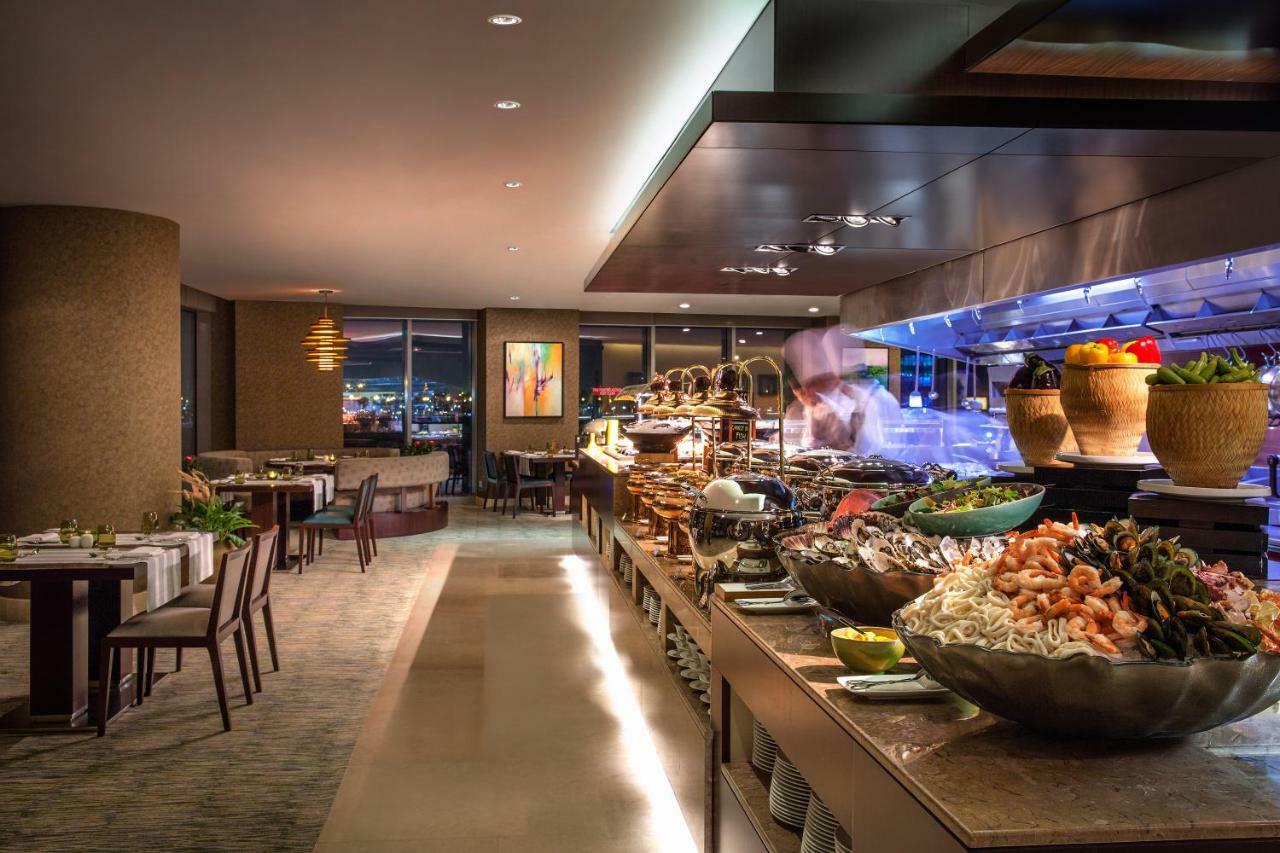 City Centre Rotana Doha Bagian luar foto The buffet at the restaurant